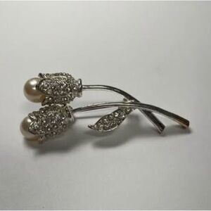 Preloved unbranded Silver-tone holly pin